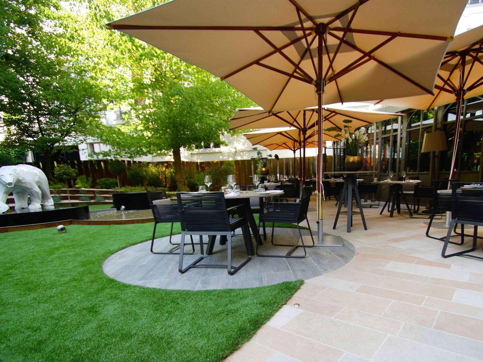 Grand Hotel La Cloche Dijon - Mgallery Exteriér fotografie The garden at the hotel