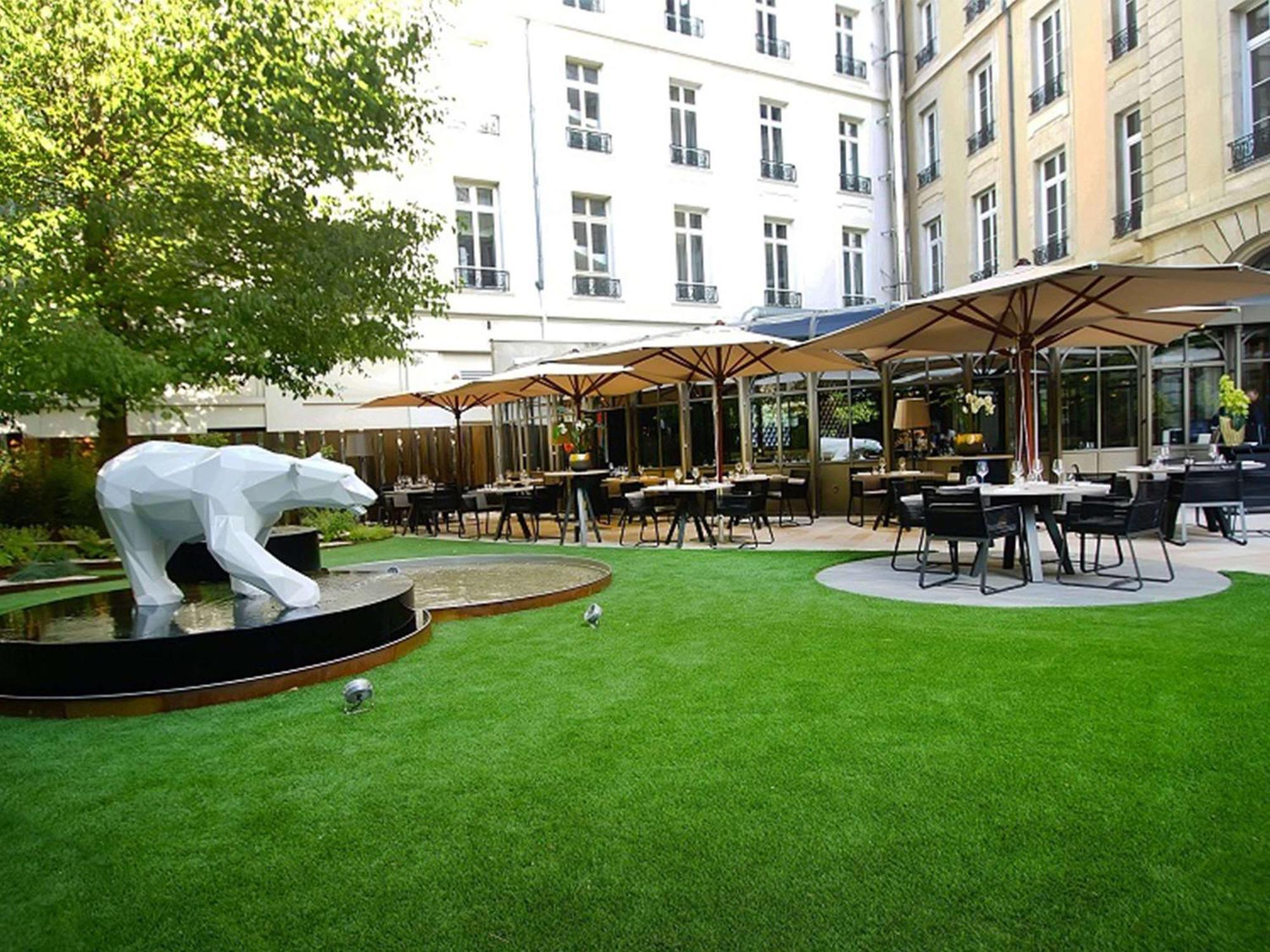 Grand Hotel La Cloche Dijon - Mgallery Exteriér fotografie The garden of the hotel