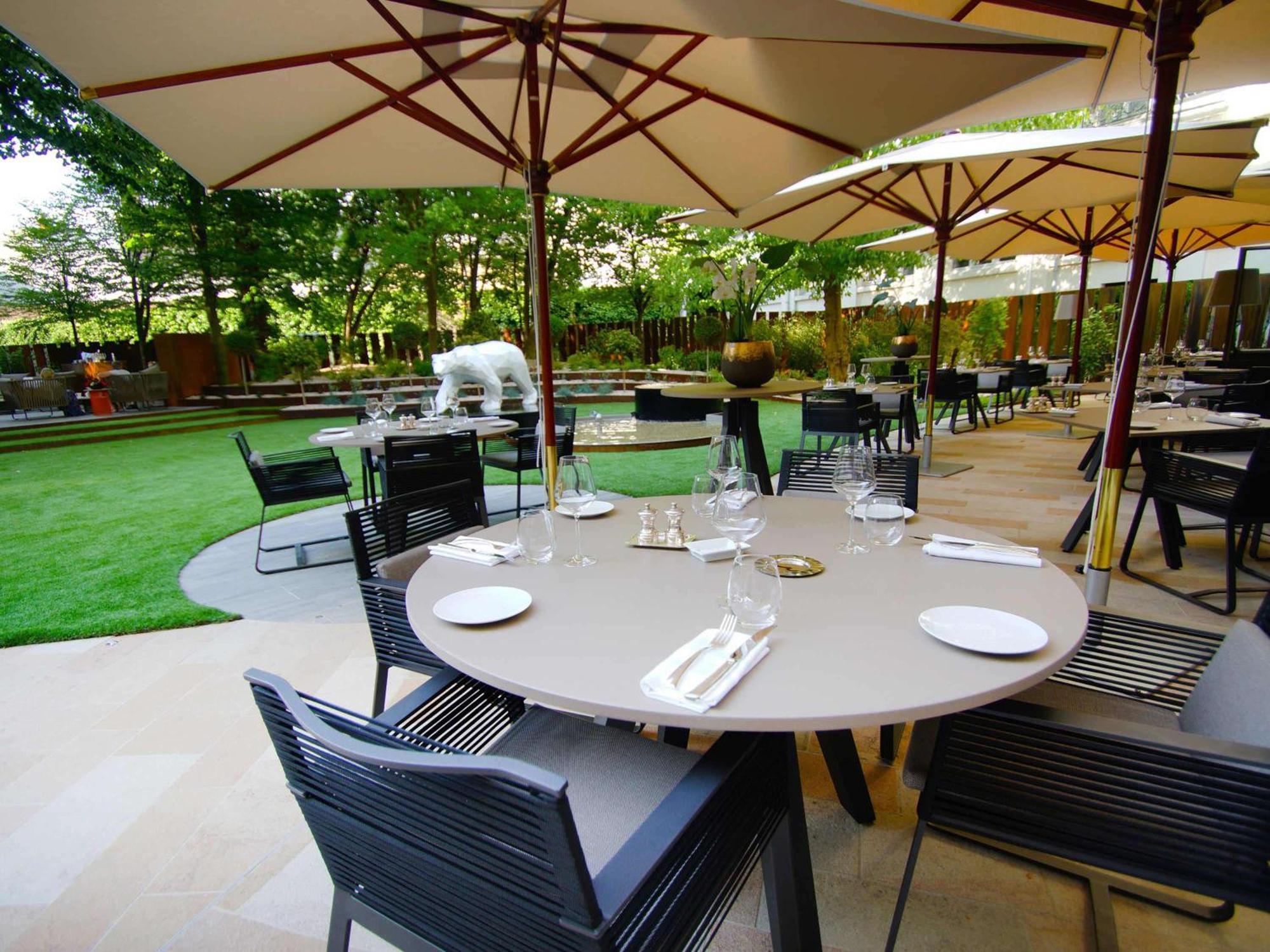 Grand Hotel La Cloche Dijon - Mgallery Exteriér fotografie The restaurant's garden